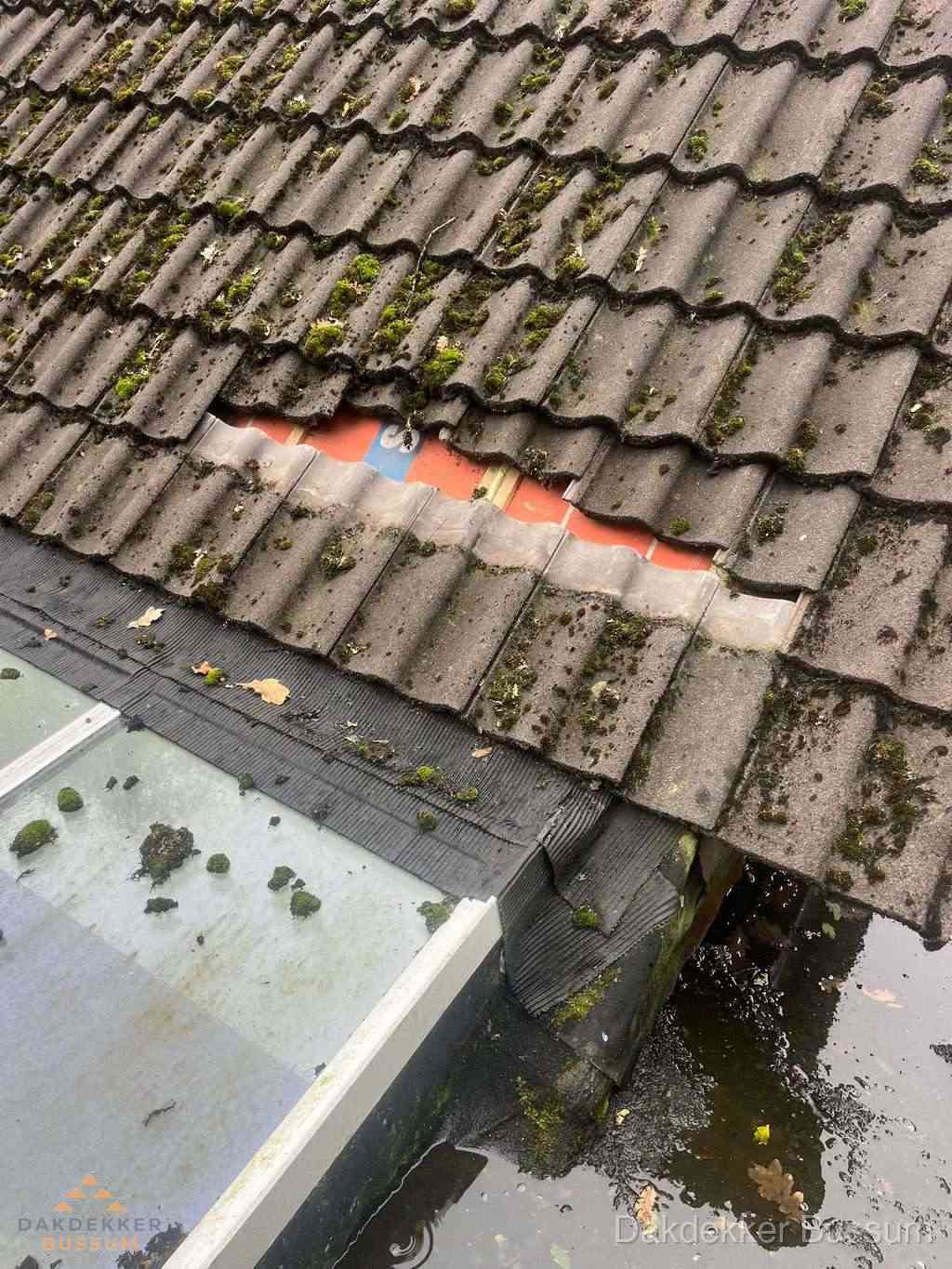 Beschadigd pannendak met ontbrekende dakpannen voor reparatie in Bussum Beschadigd pannendak met ontbrekende dakpannen voor reparatie in Bussum