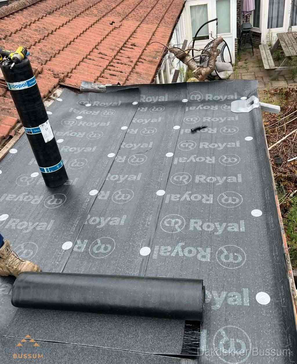 Plat dak met nieuwe bitumen dakbedekking en brandgereedschap in Bussum Plat dak met nieuwe bitumen dakbedekking en brandgereedschap in Bussum
