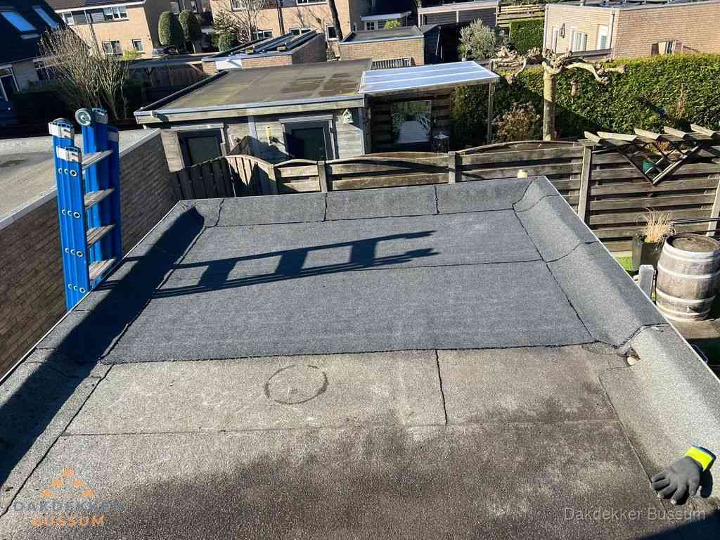 Dakdekker legt onderlaag op plat dak met houten constructie in Bussum Dakdekker legt onderlaag op plat dak met houten constructie in Bussum