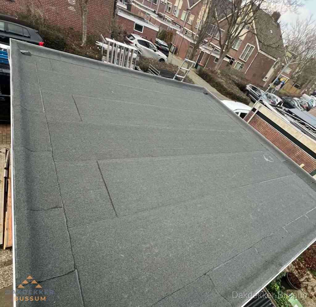Nieuwe bitumen dakbedekking op plat dak van garage in Bussum Nieuwe bitumen dakbedekking op plat dak van garage in Bussum