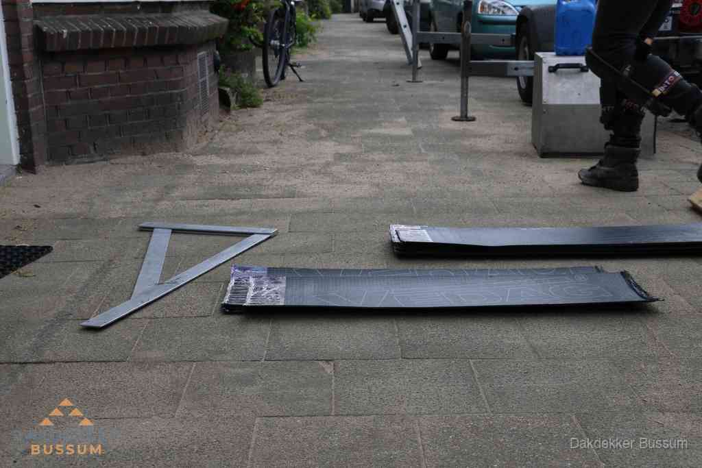 Dakbedekkingsmateriaal en zinkwerk klaargelegd voor reparatie in Bussum Dakbedekkingsmateriaal en zinkwerk klaargelegd voor reparatie in Bussum