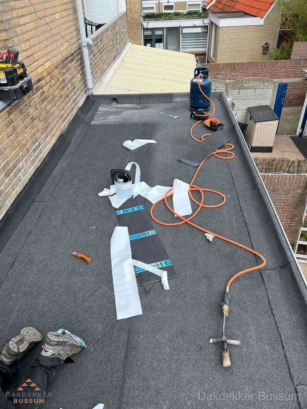 Dakdekker brengt EPDM dakbedekking aan op plat dak in Bussum Dakdekker brengt EPDM dakbedekking aan op plat dak in Bussum