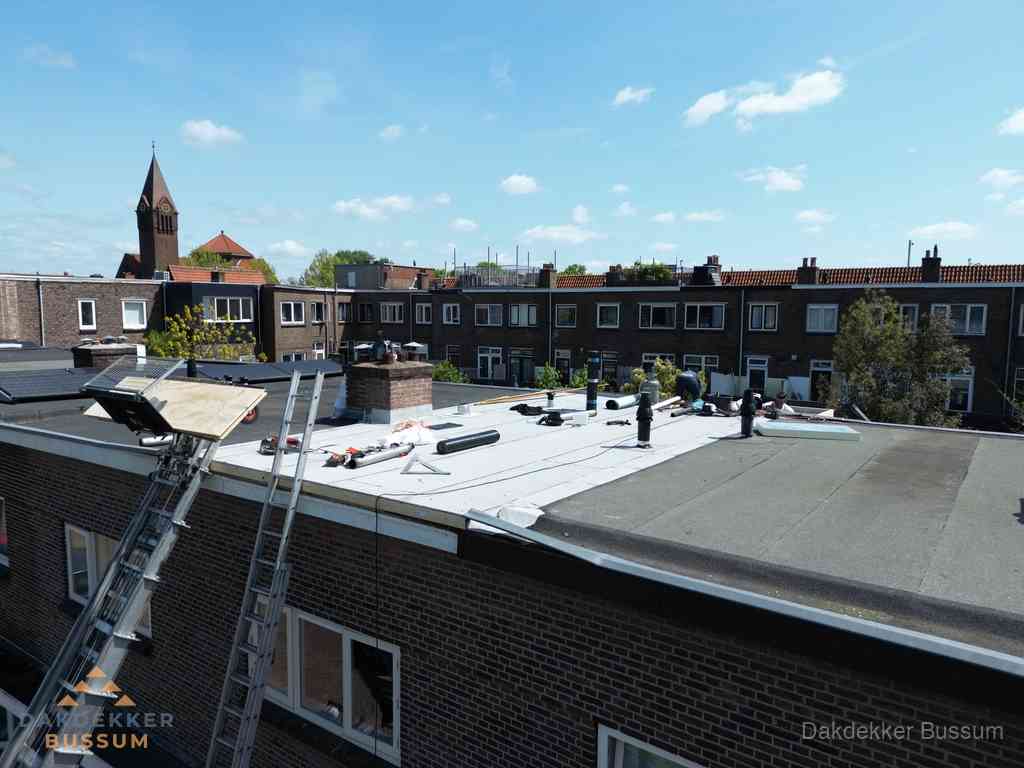 Dakdekkers aan het werk op plat dak in Bussum Dakdekkers aan het werk op plat dak in Bussum