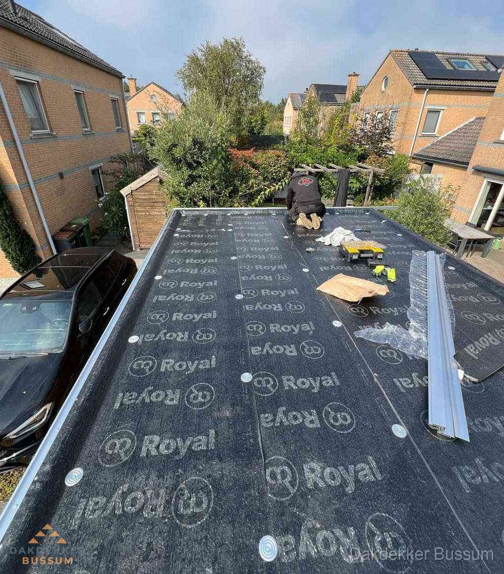 Dakdekker aan het werk op plat dak renovatie in Bussum Dakdekker aan het werk op plat dak renovatie in Bussum