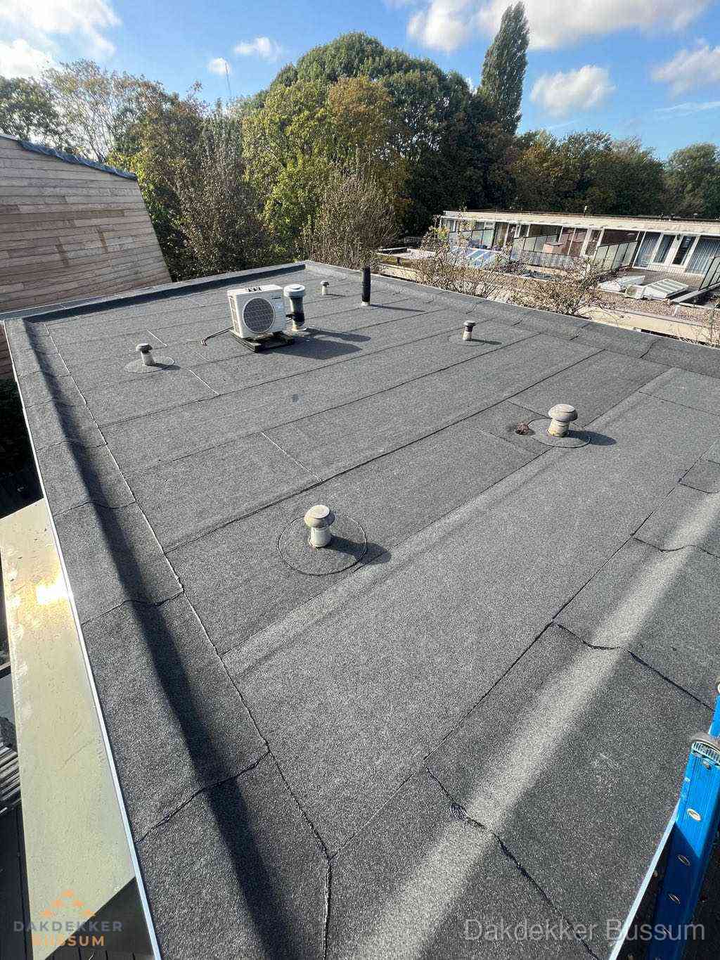 Plat dak met bitumen en brandgereedschap van dakdekkersbedrijf in Bussum Plat dak met bitumen en brandgereedschap van dakdekkersbedrijf in Bussum