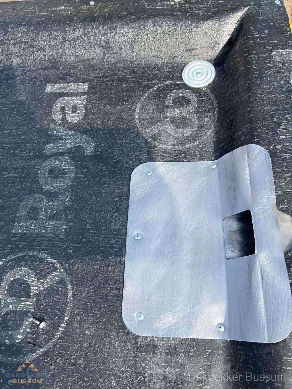 Dakdoorvoer met metalen afvoerplaat op bitumen dak in Bussum Dakdoorvoer met metalen afvoerplaat op bitumen dak in Bussum