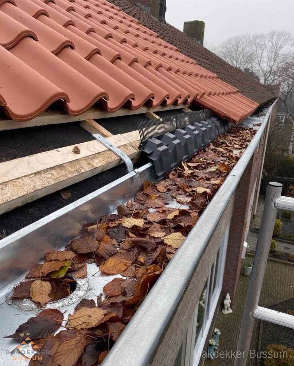 Plat dak bedrijfspand met bitumen dakbedekking en lichtkoepels in Bussum Plat dak bedrijfspand met bitumen dakbedekking en lichtkoepels in Bussum