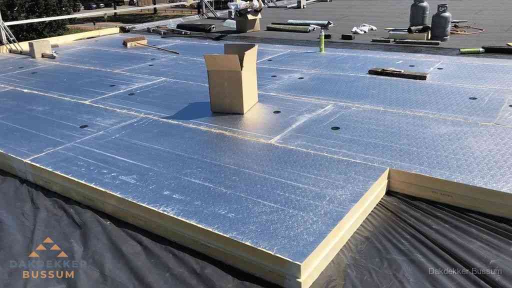 PIR isolatieplaten worden gelegd op plat dak voor dakisolatie in Bussum PIR isolatieplaten worden gelegd op plat dak voor dakisolatie in Bussum