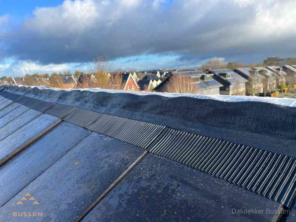 Dakisolatie bij de nok met ventilatieprofiel op schuin dak in Bussum Dakisolatie bij de nok met ventilatieprofiel op schuin dak in Bussum