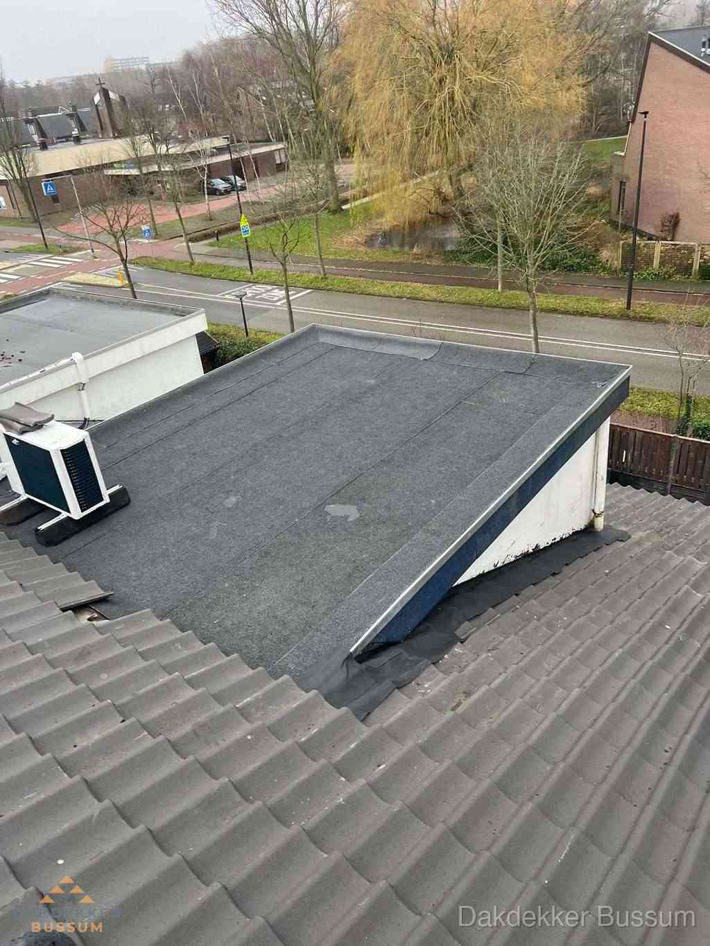 Plat dak met bitumen dakbedekking naast schuin pannendak in Bussum Plat dak met bitumen dakbedekking naast schuin pannendak in Bussum