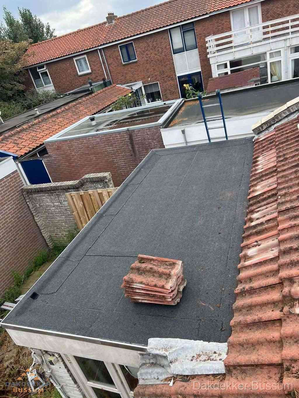 Aanbouw plat dak met reservepannen voor dakpannen vervangen in Bussum Aanbouw plat dak met reservepannen voor dakpannen vervangen in Bussum