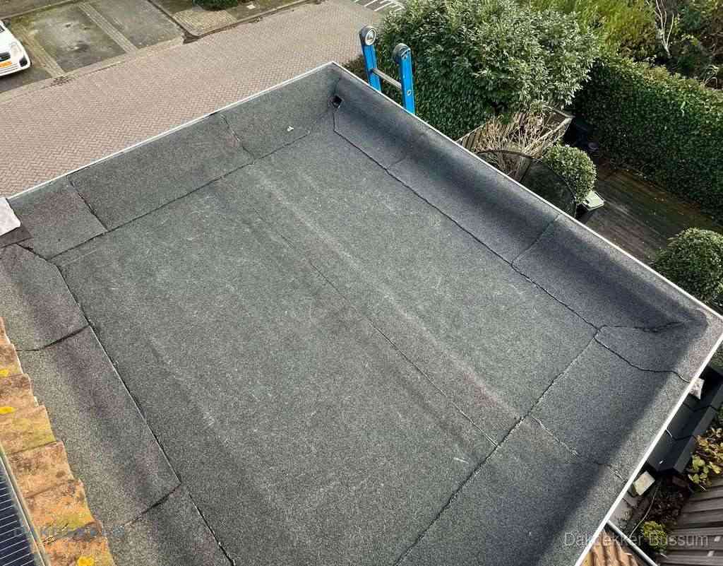 Gerenoveerd plat dak met nieuwe bitumen dakbedekking in Bussum Gerenoveerd plat dak met nieuwe bitumen dakbedekking in Bussum