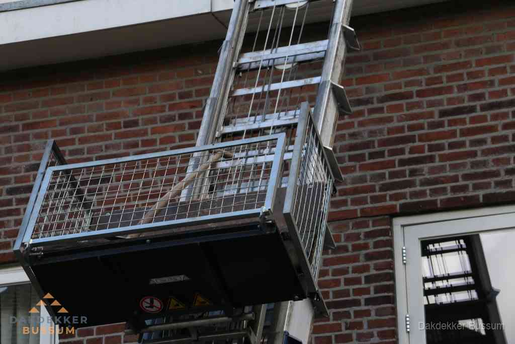 Ladderlift met dakpannen voor dakpan reparatie in Bussum Ladderlift met dakpannen voor dakpan reparatie in Bussum