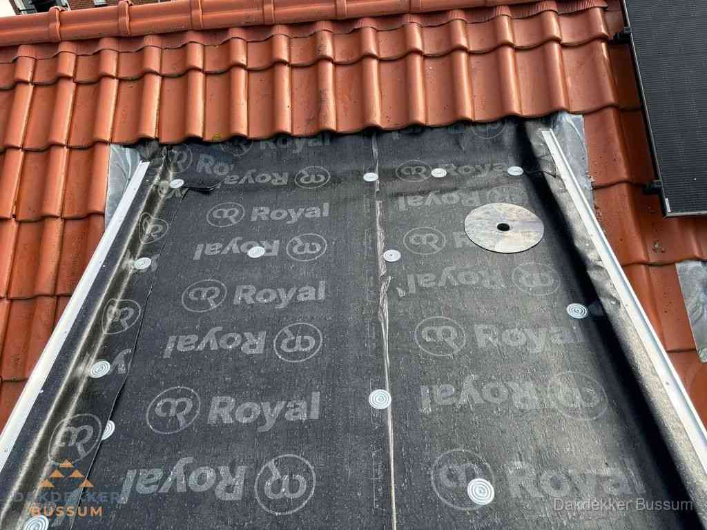 Nieuw dak met dakpannen en Royal onderlaag bij woning in Bussum Nieuw dak met dakpannen en Royal onderlaag bij woning in Bussum