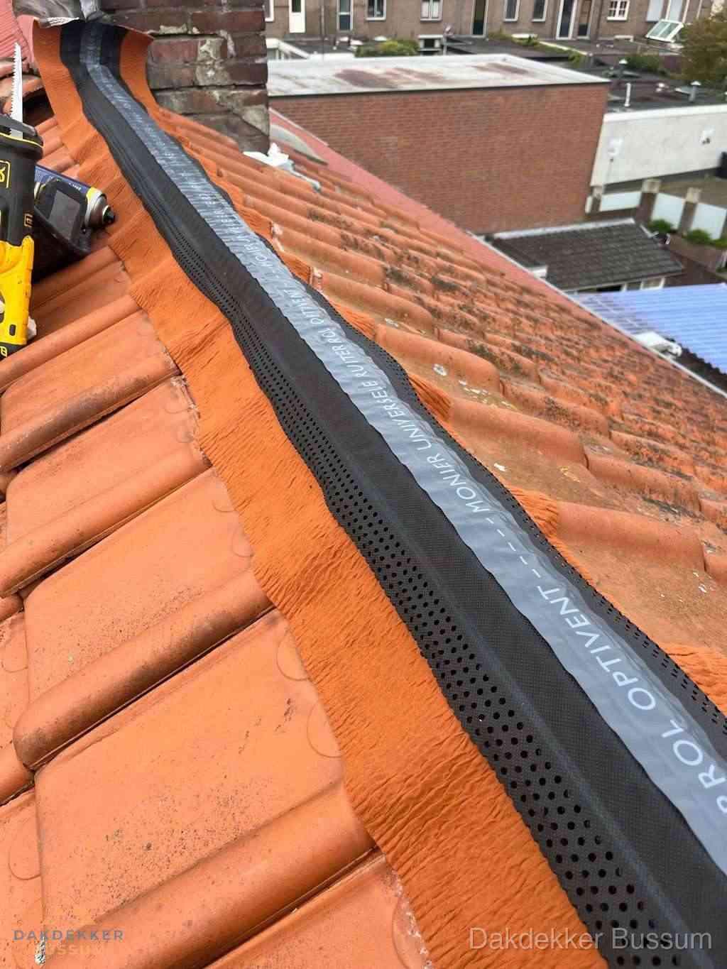 Plat dak aanbouw met bitumen naast schuin pannendak in Bussum Plat dak aanbouw met bitumen naast schuin pannendak in Bussum