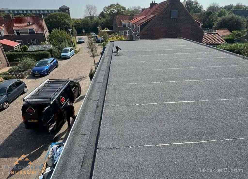 Nieuw bitumen plat dak met uitzicht over landschap in Bussum Nieuw bitumen plat dak met uitzicht over landschap in Bussum