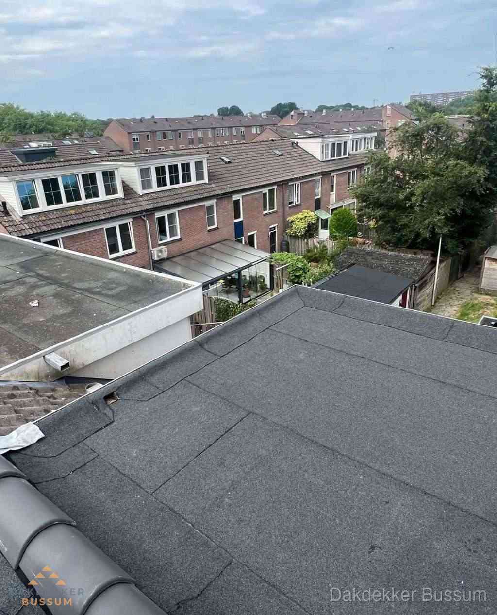 Vernieuwd plat dak met bitumen in woonwijk in Bussum Vernieuwd plat dak met bitumen in woonwijk in Bussum